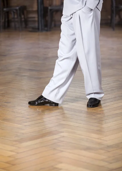 Sezione bassa del ballerino che esegue al ristorante — Foto Stock