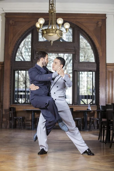 Tangotänzerin hebt männlichen Partner in Restaurant — Stockfoto