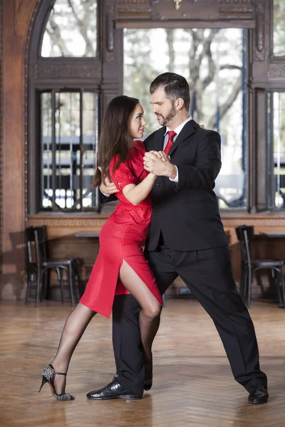 Danseurs de tango effectuant l'étape d'enveloppement de jambe tout en effectuant dans Resta — Photo