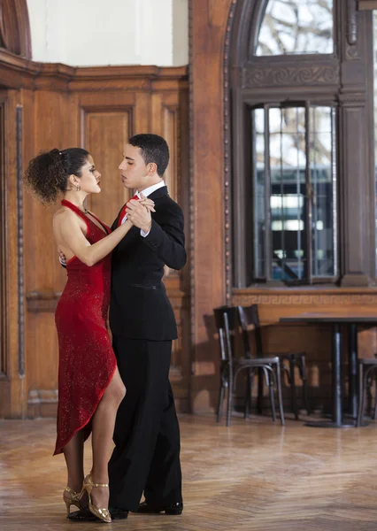 Ballerini che si esibiscono sul pavimento in legno nel ristorante — Foto Stock