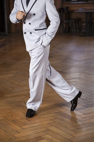 Низька секція танго танцюрист виконує крос в ресторані — стокове фото