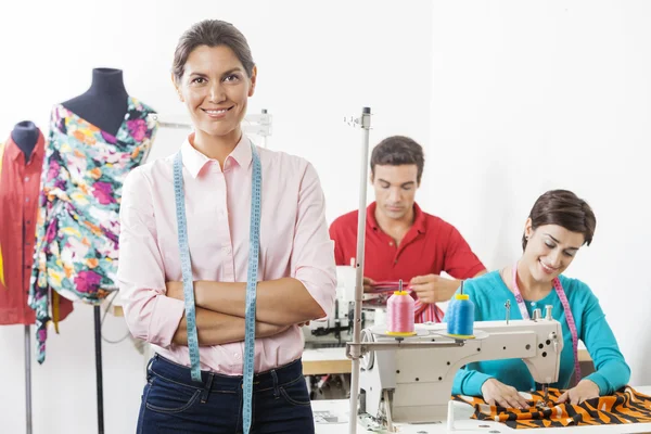 Tailleur confiant avec les bras croisés debout dans l'usine — Photo