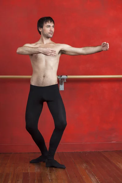 Ballerino maschile che pratica nello studio di danza classica — Foto Stock