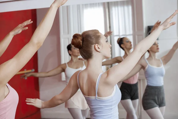 Bailarinas com braços levantados dançando no estúdio — Fotografia de Stock