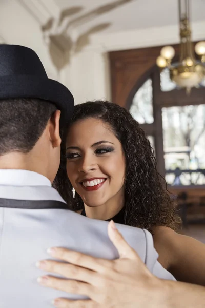 Bailarina mirando al hombre mientras realiza tango — Foto de Stock