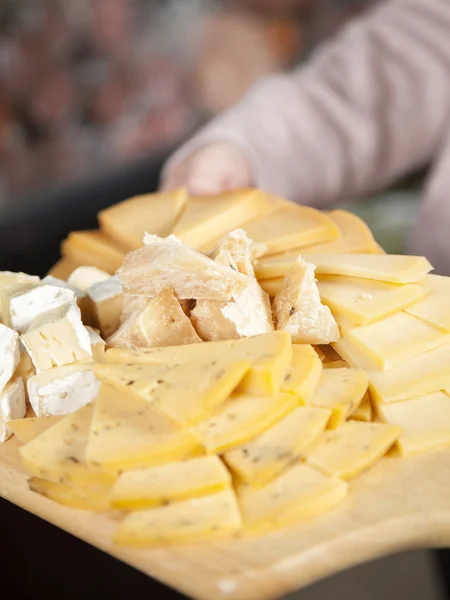 Vários tipos de queijo na tábua de corte — Fotografia de Stock