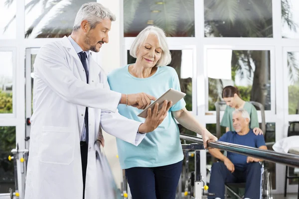 Läkare visar rapporter på datorn för att kvinnan i gymmet — Stockfoto