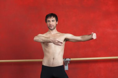 Bale Stüdyosu pratik gömleksiz erkek dansçı