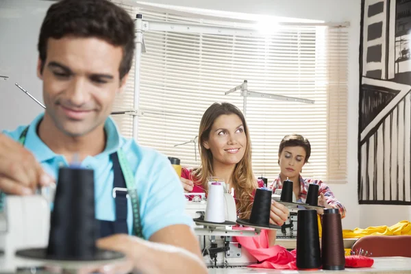 Tankeväckande kvinnliga skräddare sitter vid arbetsbänken — Stockfoto