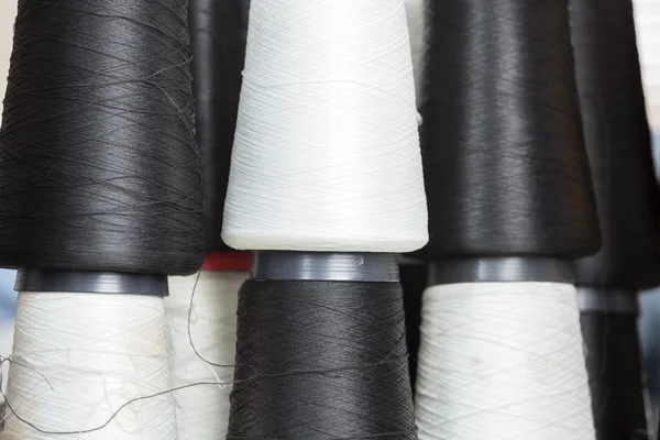 Zwart-wit draad spoelen in fabriek — Stockfoto
