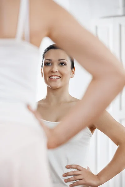 Reflexión de la bailarina sonriendo en el estudio — Foto de Stock