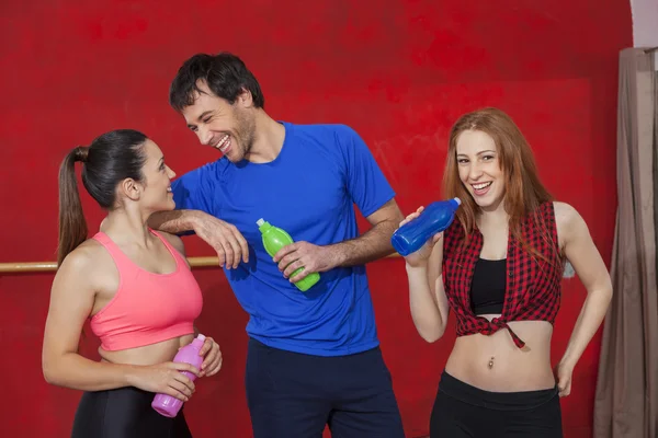 Zumba tancerzy trzymając butelki wody w siłowni — Zdjęcie stockowe