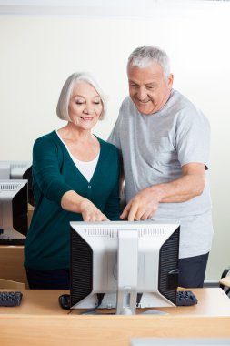 Bilgisayar monitörü sınıf işaret mutlu üst düzey insanlar