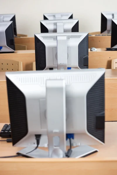 Computer Monitors On Desks In Classroom — Stock Photo, Image