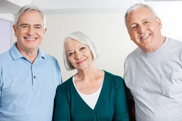 Happy seniora elever i datorn klass — Stockfoto