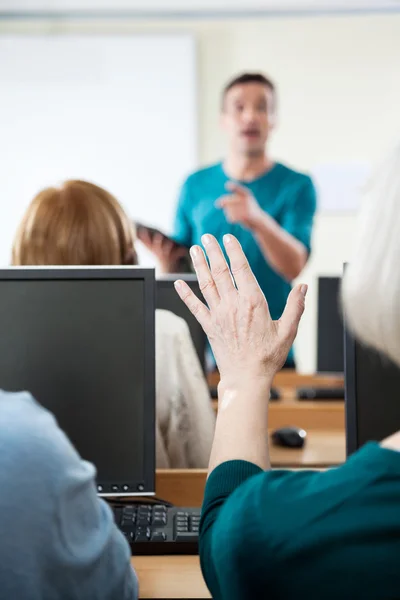 Mujer mayor haciendo preguntas en clase de informática — Foto de Stock