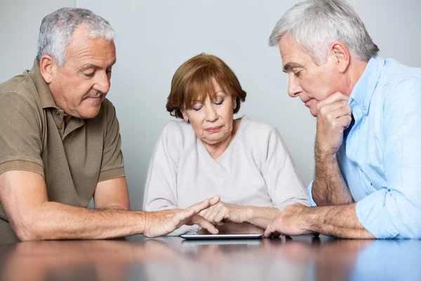 Persone anziane che utilizzano il tablet digitale in classe — Foto Stock