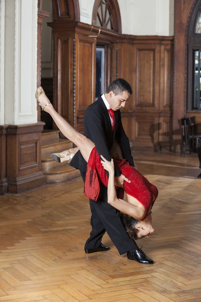 Homem, mulher de levantamento durante a execução de Tango em restaurante — Fotografia de Stock