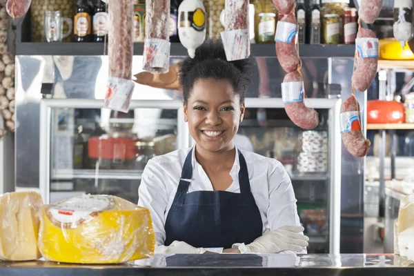 Портрет счастливой продавщицы в сырном магазине — стоковое фото