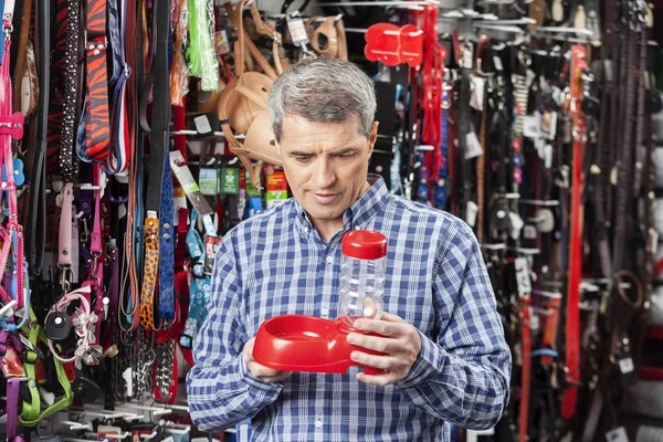 Πελάτης εξετάζει συντροφιάς μπολ στο κατάστημα — Φωτογραφία Αρχείου
