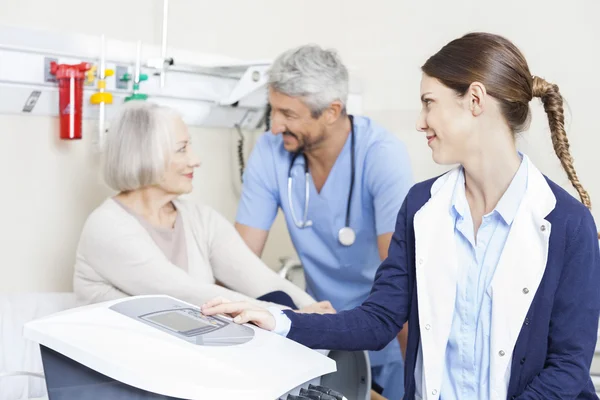 Physiotherapeutin mit Patientin und Kollegin im Reha-Zentrum — Stockfoto