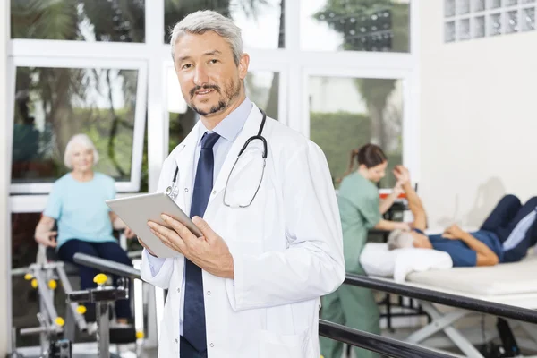 Physiotherapeut mit digitalem Tablet im Fitnessstudio — Stockfoto