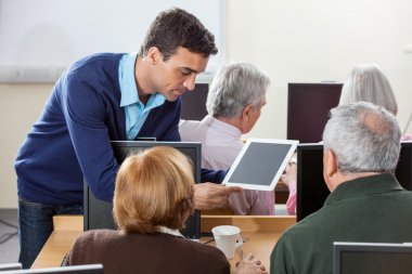 Dijital Tablet bilgisayar Cl son sınıf öğrencileri için gösterilen öğretmen