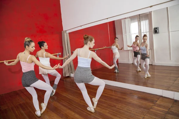 Bailarinas dançando na frente do espelho no estúdio — Fotografia de Stock