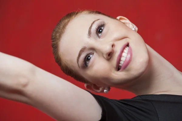Щасливі балерина практикуючих проти Червона стіна — стокове фото