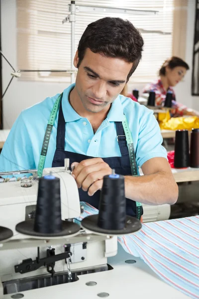 봉 제 공장 작업 대에서 Stitching 재단사 — 스톡 사진