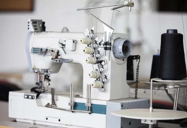 Швейная машина на заводе — стоковое фото