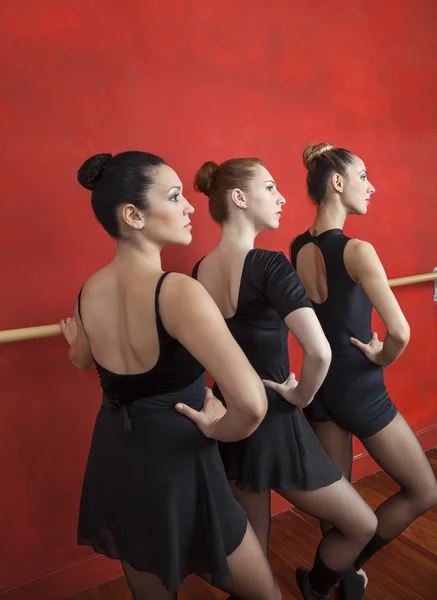 Baleríny cvičí v baletu Barre v tanečním studiu — Stock fotografie