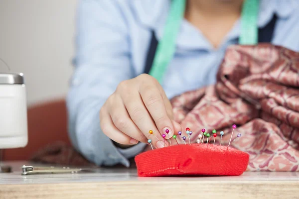 PIN yastık dikiş fabrikasında kaldırarak terzi — Stok fotoğraf