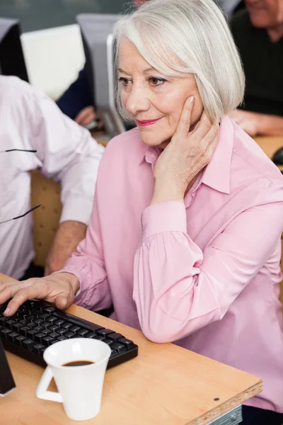 Senior Student med stationär Pc — Stockfoto