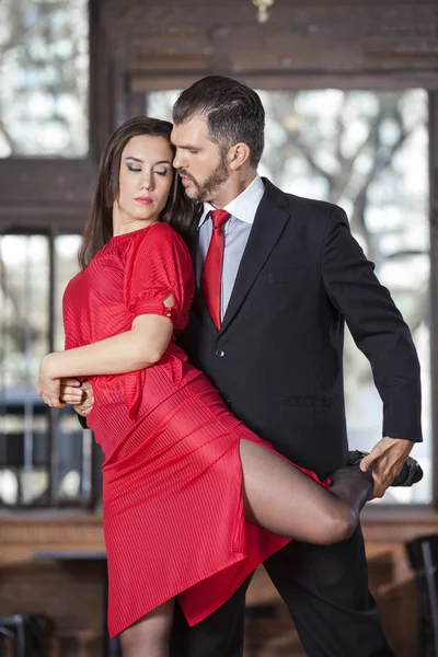 Sensuous Partners Виконуючи High Leg Wrap в ресторані — стокове фото