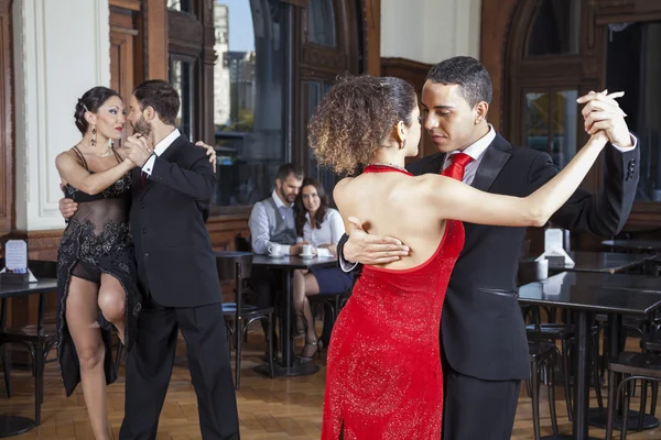 Tanečníci dělat Tango zatímco pár datování v restauraci — Stock fotografie