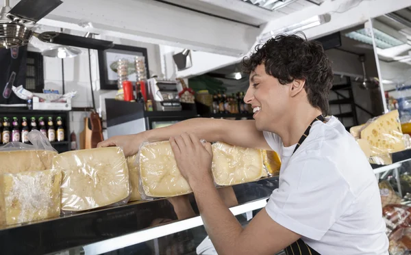 Vendedor que trabalha na loja de queijo — Fotografia de Stock