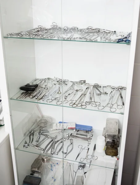 Kirurgisk utrustning i veterinärklinik — Stockfoto