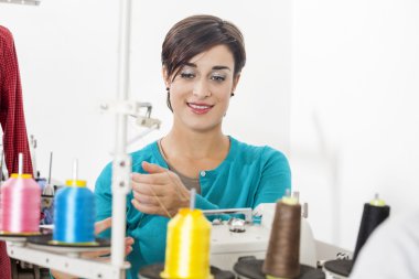 Kadın terzi dikiş makinesi kullanma