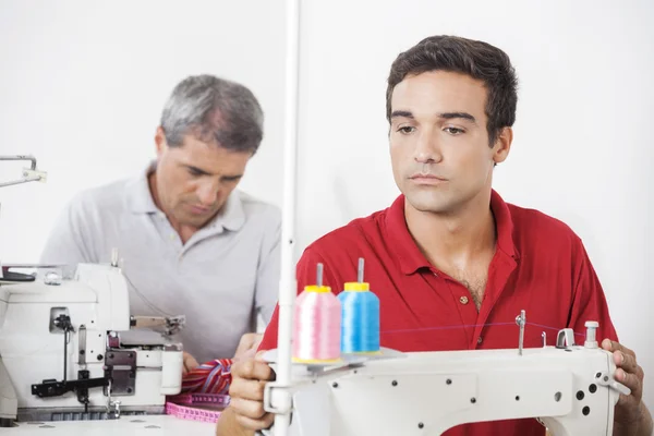 Op maat aanpassen naaimachine In fabriek — Stockfoto