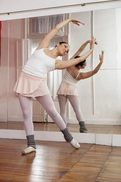 Bailarina actuando en el estudio de formación — Foto de Stock