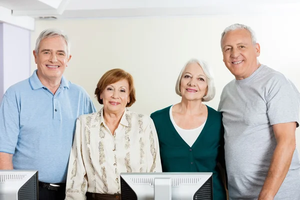 Gelukkige Senior mensen In de Computer klasse — Stockfoto