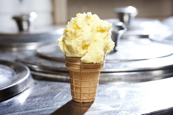 Crème glacée vanille en cône sur le comptoir à la boutique — Photo