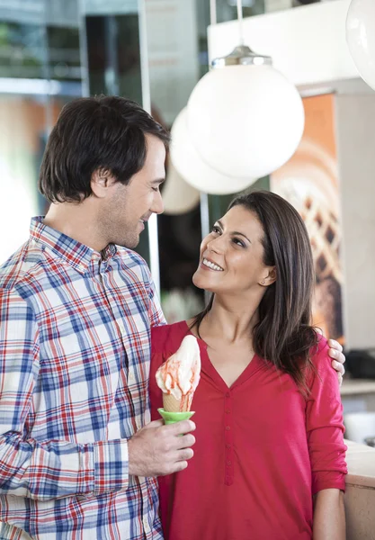 Pareja con helado de vainilla mirándose entre sí — Foto de Stock