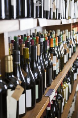 Şarap şişeleri Winery içinde görüntülenen