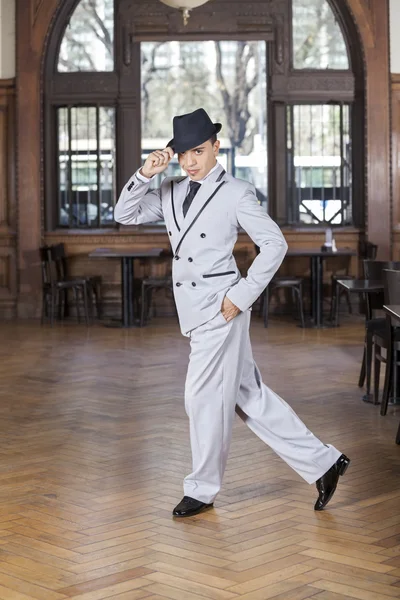 Ballerino sicuro di sé con mano in tasca Esecuzione Tango — Foto Stock