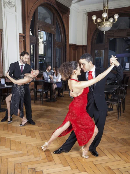 Leidenschaftliche Tänzer, die Tango tanzen, während Paare sich in Ruhe treffen — Stockfoto