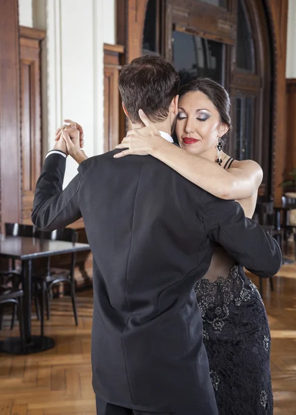 Mulher fechando os olhos enquanto executa tango com o homem — Fotografia de Stock