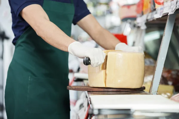 Vendedor de rebanadas de queso con doble mango cuchillo — Foto de Stock