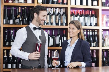 Müşteri ve barmen kontuarında kırmızı şarap ile